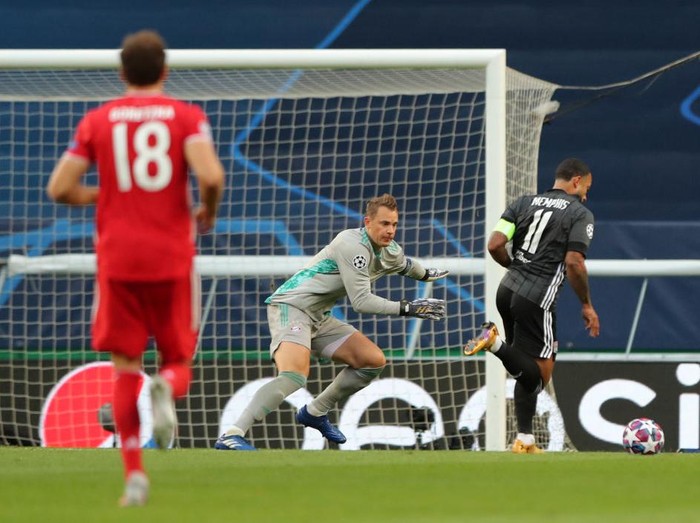 LISBON, PORTUGAL - AUGUST 19: Memphis Depay of Olympique Lyonnais misses a chance as he is challenged by Manuel Neuer of Bayern Munich during the UEFA Champions League Semi Final match between Olympique Lyonnais and Bayern Munich at Estadio Jose Alvalade on August 19, 2020 in Lisbon, Portugal. (Photo by Miguel A. Lopes/Pool via Getty Images)