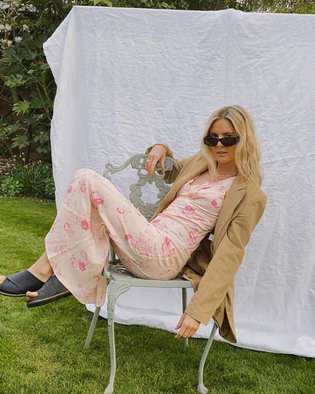 Ide Photoshoot 'Fake Picnic'/sumber: www.whowhatwear.com/ Koleksi foto 'fake picnic' dengan bantuan backdrop yang hasilnya aesthetic.