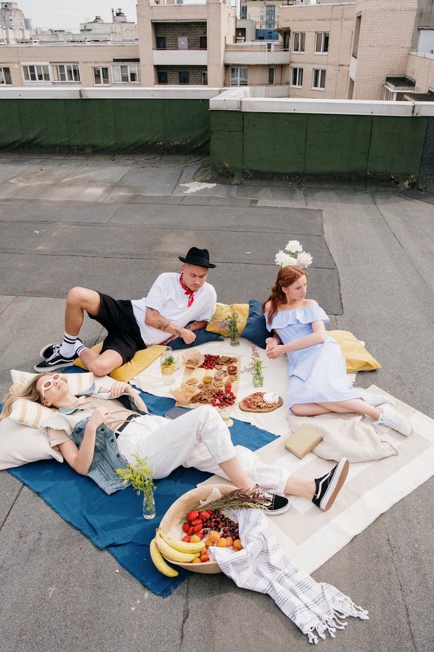 Ide Photoshoot Fake Picnic/sumber: www.pexels.com/ Pilihan ide photoshoot 'fake picnic' di atas rooftop rumah yang bisa dicoba.