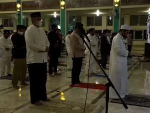 Anies Ikut Salat Subuh Berjamaah Sambut Tahun Baru Islam Anies Ikut Salat Subuh Berjamaah Sambut Tahun Baru Islam