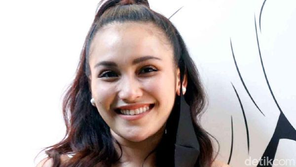 Ayu Ting Ting Lepas Masker saat Dijepret