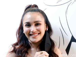 Ayu Ting Ting Lepas Masker saat Dijepret