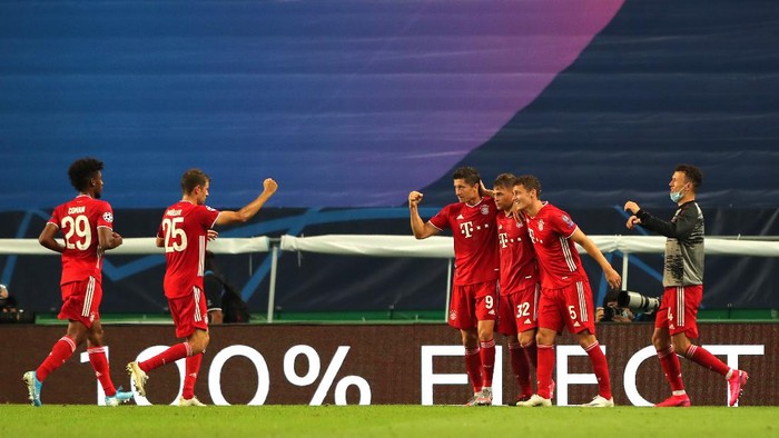 LISBON, PORTUGAL - AUGUST 19: Robert Lewandowski of Bayern Munich celebrates with teammates after scoring his teams third goal during the UEFA Champions League Semi Final match between Olympique Lyonnais and Bayern Munich at Estadio Jose Alvalade on August 19, 2020 in Lisbon, Portugal. (Photo by Miguel A. Lopes/Pool via Getty Images)
