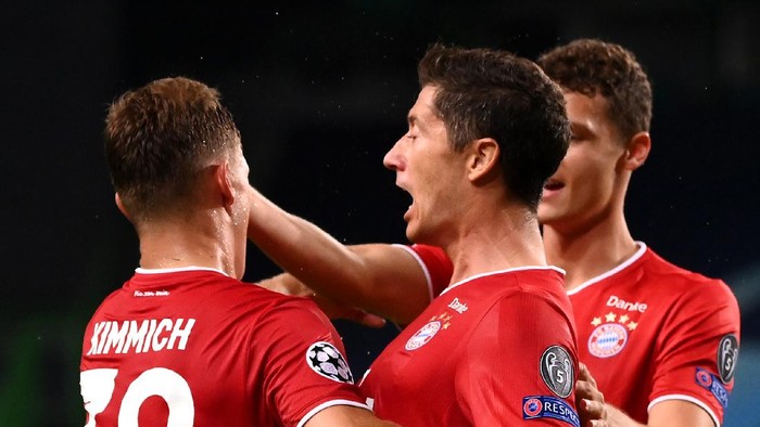 LISBON, PORTUGAL - AUGUST 19: Robert Lewandowski of Bayern Munich celebrates after scoring his teams third goal with Joshua Kimmich during the UEFA Champions League Semi Final match between Olympique Lyonnais and Bayern Munich at Estadio Jose Alvalade on August 19, 2020 in Lisbon, Portugal. (Photo by Franck Fife/Pool via Getty Images)