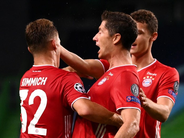 LISBON, PORTUGAL - AUGUST 19: Robert Lewandowski of Bayern Munich celebrates after scoring his teams third goal with Joshua Kimmich during the UEFA Champions League Semi Final match between Olympique Lyonnais and Bayern Munich at Estadio Jose Alvalade on August 19, 2020 in Lisbon, Portugal. (Photo by Franck Fife/Pool via Getty Images)