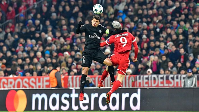 Bayern Munichs Polish forward Robert Lewandowski (R) heads for the ball with Paris Saint-Germains Brazilian defender Thiago Silva during the UEFA Champions League football match of Bayern Munich vs Paris Saint-Germain on December 5, 2017 in Munich, southern Germany. (Photo by Tobias SCHWARZ / AFP)