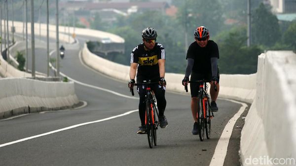 Berbahaya, Pesepeda Nekat Melintasi JLNT Casablanca