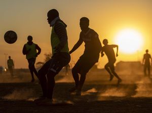 Bermain Bola di Lapangan Berdebu Soweto Bermain Bola di Lapangan Berdebu Soweto