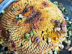 Mau Coba? Bunga Matahari Kini Dipanggang dan Dimakan seperti Jagung Bakar