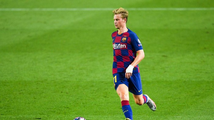 BARCELONA, SPAIN - AUGUST 08: Frenkie de Jong of FC Barcelona  runs with the ball during the UEFA Champions League round of 16 second leg match between FC Barcelona and SSC Napoli at Camp Nou on August 08, 2020 in Barcelona, Spain.  (Photo by David Ramos/Getty Images)