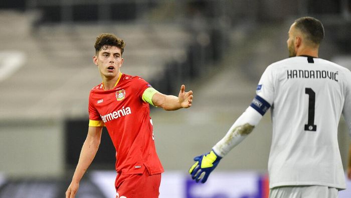 Kai Havertz Leverkusens Kai Havertz gestures with Inter Milans goalkeeper Samir Handanovic at the end of the Europa League quarter finals soccer match between Inter Milan and Bayer Leverkusen at Duesseldorf Arena, in Duesseldorf, Germany, Monday, Aug. 10, 2020. (AP Photo/Martin Meissner)