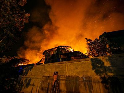Api Lahap Pabrik Pengolahan Kertas di Batam