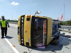 Truk Tangki Sedot WC Pecah Ban di Tol Sumo hingga Terguling