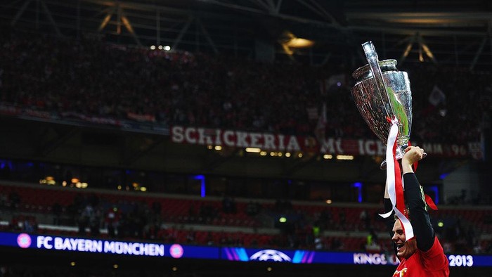 LONDON, ENGLAND - MAY 25:  Manuel Neuer of Bayern Muenchen celebrates victory with the trophy after the UEFA Champions League final match between Borussia Dortmund and FC Bayern Muenchen at Wembley Stadium on May 25, 2013 in London, United Kingdom.  (Photo by Laurence Griffiths/Getty Images)