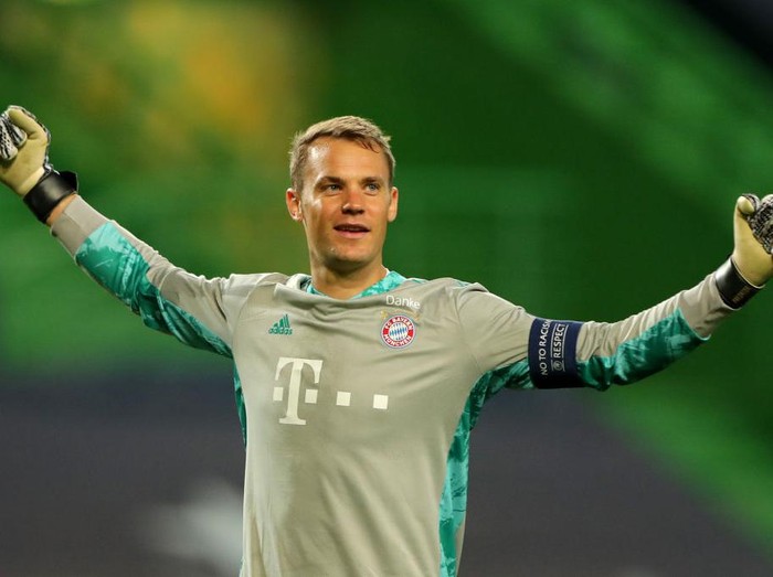 LISBON, PORTUGAL - AUGUST 19: Manuel Neuer of Bayern Munich celebrates after his teammate Robert Lewandowski of Bayern Munich (not pictured) scored their team's third goal during the UEFA Champions League Semi Final match between Olympique Lyonnais and Bayern Munich at Estadio Jose Alvalade on August 19, 2020 in Lisbon, Portugal. (Photo by Miguel A. Lopes/Pool via Getty Images)