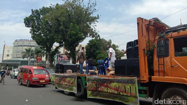 Massa peringatan Tahun Baru Islam di Medan membubarkan diri. Massa peringatan Tahun Baru Islam di Medan membubarkan diri.