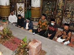 1 Muharam, Wakil Ketua MPR Cari Barokah ke Makam Para Ulama Madura