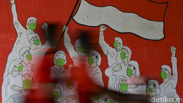 Mural Lawan COVID-19 Mejeng di Jakarta Timur Mural melawan penyebaran virus Corona hiasi kawasan Setu, Cilangkap, Jaktim. Mural itu dibuat untuk dukung perjuangan para petugas di garda depan lawan COVID-19