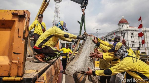 Pemasangan Barrier Beton di Kawasan Kota Tua