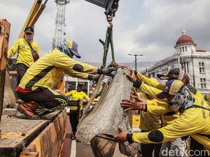 Pemasangan Barrier Beton di Kawasan Kota Tua