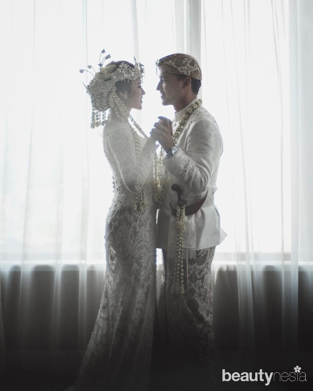 Raisa menikah dengan tema pengantin Sunda