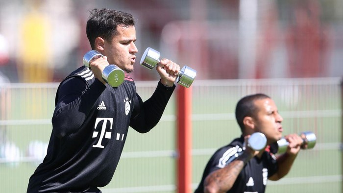MUNICH, GERMANY - AUGUST 05: Philippe Coutinho (L) of FC Bayern Muenchen and his team mate Thiago Alcantara during a training session at Saebener Strasse training ground on August 05, 2020 in Munich, Germany. (Photo by Alexander Hassenstein/Getty Images)