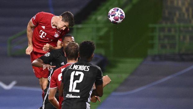 Bayern's Robert Lewandowski, right, scores his side's third goal during the Champions League semifinal soccer match between Lyon and Bayern at the Jose Alvalade stadium in Lisbon, Portugal, Wednesday, Aug. 19, 2020. (Franck Fife/Pool via AP)