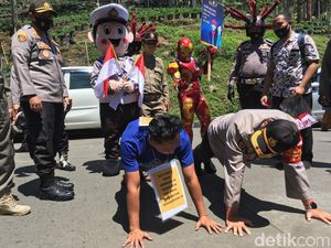 Aksi Petugas Gabungan Bikin Jera Wisatawan Tak Bermasker di Mojokerto Aksi Petugas Gabungan Bikin Jera Wisatawan Tak Bermasker di Mojokerto