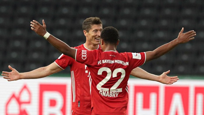 BERLIN, GERMANY - JULY 04: Robert Lewandowski of Bayern celebrates after scoring his sides third goal with Serge Gnabry during the DFB Cup final match between Bayer 04 Leverkusen and FC Bayern Muenchen at Olympiastadion on July 4, 2020 in Berlin, Germany. (Photo by Michael Sohn/Pool via Getty Images)