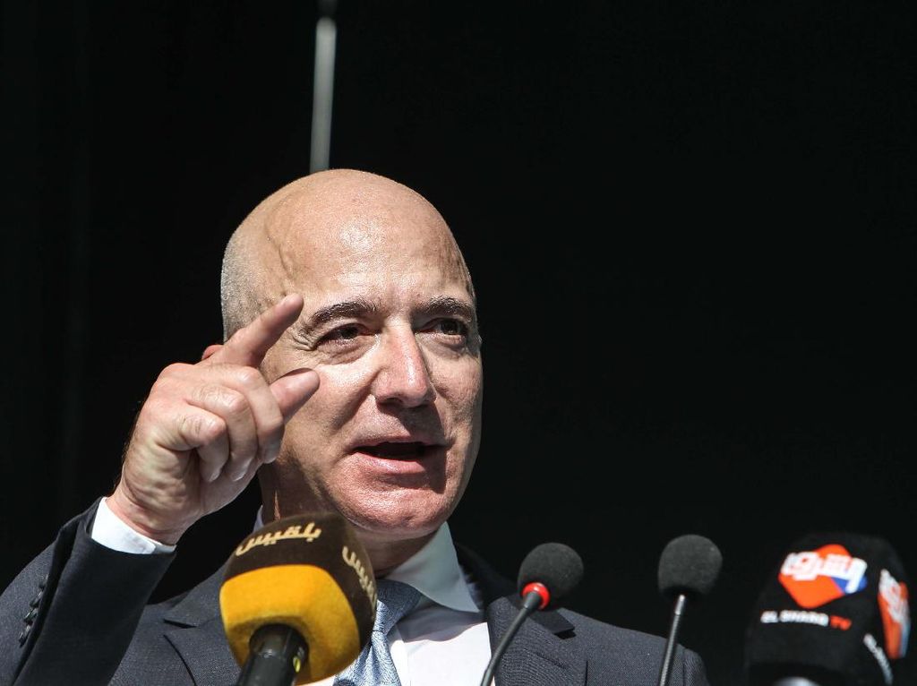 Jeff Bezos Bakal Terbang ke Luar Angkasa Bulan Depan