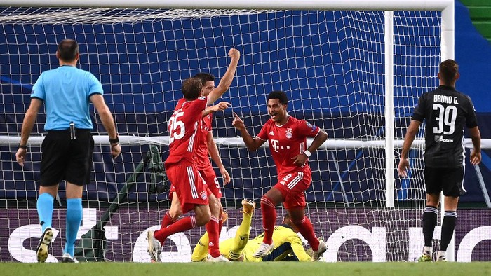 LISBON, PORTUGAL - AUGUST 19: Serge Gnabry of Bayern Munich celebrates with teammates Robert Lewandowski of Bayern Munich and Thomas Mueller of Bayern Munich after scoring his teams second goal during the UEFA Champions League Semi Final match between Olympique Lyonnais and Bayern Munich at Estadio Jose Alvalade on August 19, 2020 in Lisbon, Portugal. (Photo by Franck Fife/Pool via Getty Images)