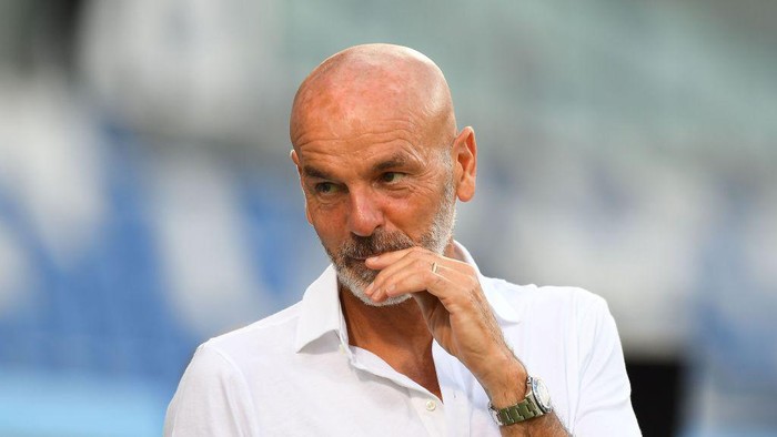 REGGIO NELLEMILIA, ITALY - JULY 21: Stefano Pioli head coach of AC Milan looks on during the Serie A match between US Sassuolo and AC Milan at Mapei Stadium - Città del Tricolore on July 21, 2020 in Reggio nellEmilia, Italy. (Photo by Alessandro Sabattini/Getty Images)