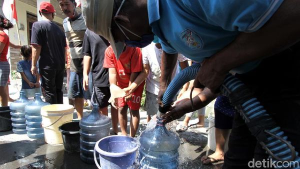 Sumur di Sukoharjo Kering, Warga Antre Air Bersih