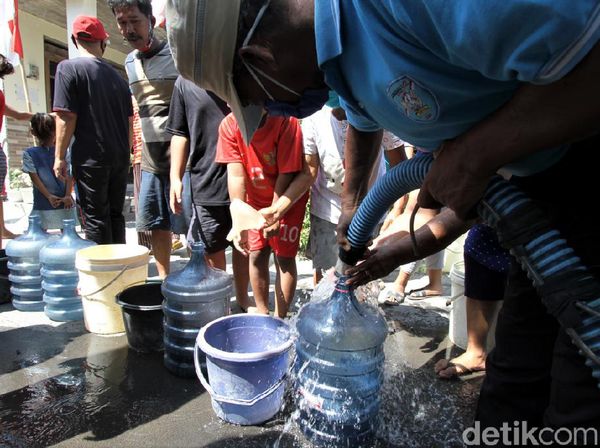 Sumur di Sukoharjo Kering, Warga Antre Air Bersih