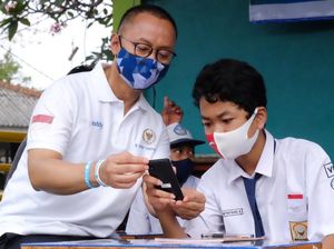 Ponsel Pintar dan Laptop untuk Siswa Kurang Mampu