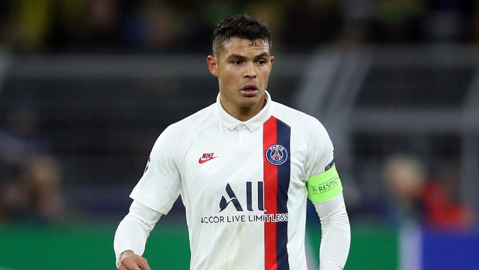 DORTMUND, GERMANY - FEBRUARY 18: Thiago Silva of Paris Saint-Germain controls the ball during the UEFA Champions League round of 16 first leg match between Borussia Dortmund and Paris Saint-Germain at Signal Iduna Park on February 18, 2020 in Dortmund, Germany. (Photo by Alex Grimm/Getty Images)