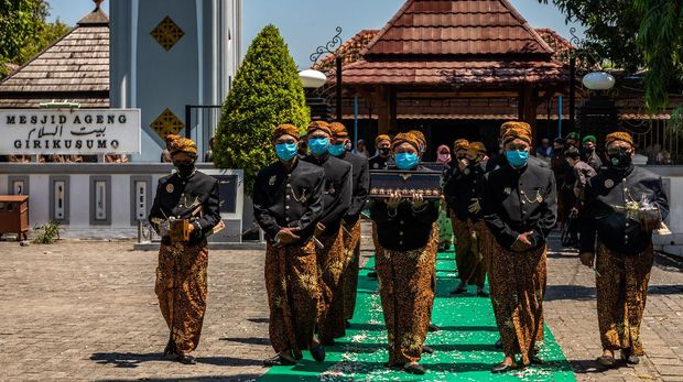Pasukan Patangpuluh Kendi Kasepuhan Girikusumo dengan mengenakan masker mengirab kendi berisi air dari sumur berkah Girikusumo sebagai simbol berkah alam dalam prosesi Tradisi Kirab Sura Girikusumo di Desa Banyumeneng, Mranggen, Demak, Jawa Tengah, Kamis (20/8/2020). Tradisi menyambut tahun baru Islam 1 Muharram 1442 Hijriyah atau satu Sura yang biasanya dihadiri ribuan warga itu, kali ini hanya dihadiri keluarga besar Kasepuhan Girikusumo dengan menerapkan sejumlah protokol kesehatan guna mencegah penyebaran COVID-19. ANTARA FOTO/Aji Styawan/aww.
