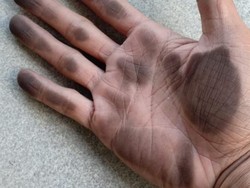 Warga Desa di Sultra Keluhkan Debu Hitam Setiap Hari, Diduga dari Batu Bara