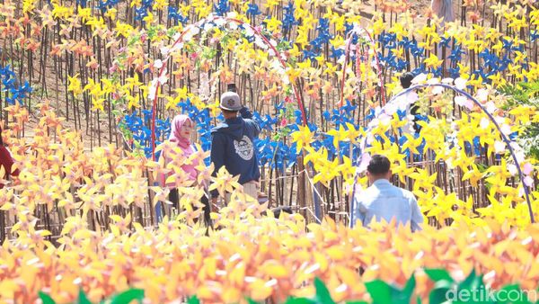 Foto: Taman Kincir Angin Warna-warni di Bandung