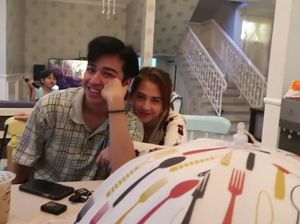 Intip Kemesraan Adhisty Zara dan Zaki Pohan saat Kulineran Bareng