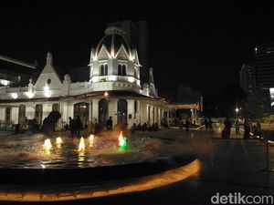 Meski Pertunjukan Ditiadakan, Masih Banyak Warga Penasaran Alun-alun Suroboyo