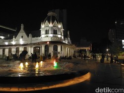 Meski Pertunjukan Ditiadakan, Masih Banyak Warga Penasaran Alun-alun Suroboyo