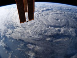 Ngeri! Foto Badai Raksasa Selimuti Bumi Tampak dari Antariksa