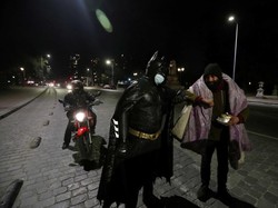 Wow! Ada Batman Bagi-bagi Makanan untuk Tunawisma Terdampak COVID-19