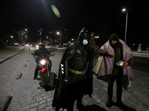 Wow! Ada Batman Bagi-bagi Makanan untuk Tunawisma Terdampak COVID-19 Wow! Ada Batman Bagi-bagi Makanan untuk Tunawisma Terdampak COVID-19