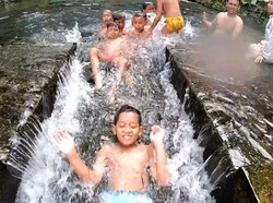 Sumber Mata Air Ini Bisa Buat Berenang, Airnya Jernih Banget!