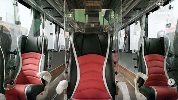 Bus New Normal yang Ada Penyekatnya