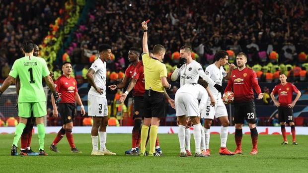 Italian referee Daniele Orsato (C) shows a red card to to Manchester United's French midfielder Paul Pogba (centre L) during the first leg of the UEFA Champions League round of 16 football match between Manchester United and Paris Saint-Germain (PSG) at Old Trafford in Manchester, north-west England on February 12, 2019. (Photo by Paul ELLIS / AFP)