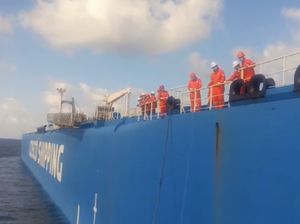 Video: Dihantam Ombak, Kapal Nelayan Terbalik di Laut Jawa!