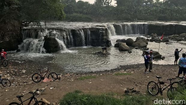 Warga kerap menyebut Curug Parigi di Kota Bekasi sebagai miniatur Niagara. Sejumlah warga kerap mengunjungi ini lokasi ini sambil bersepeda.